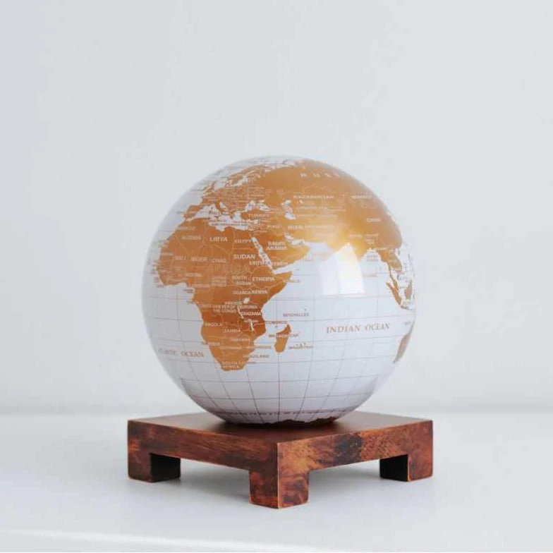 Pearl White & Gold Globe - Image 14