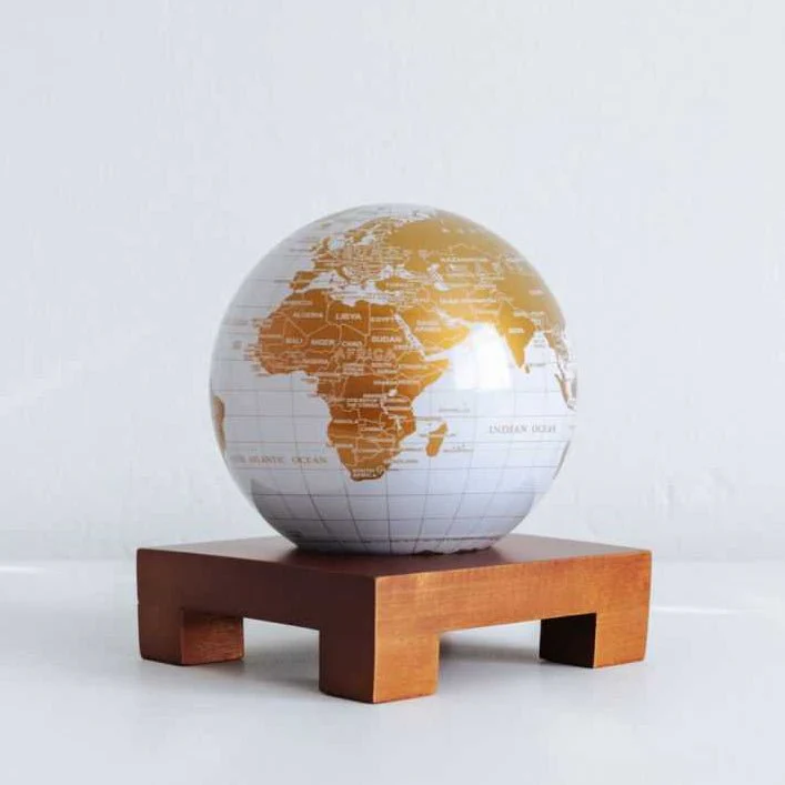 Pearl White & Gold Globe - Image 7