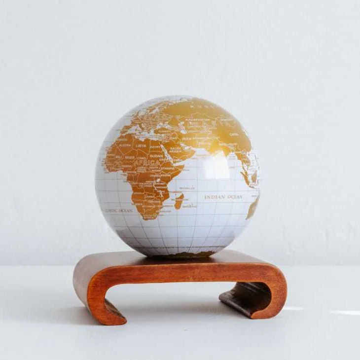 Pearl White & Gold Globe - Image 9